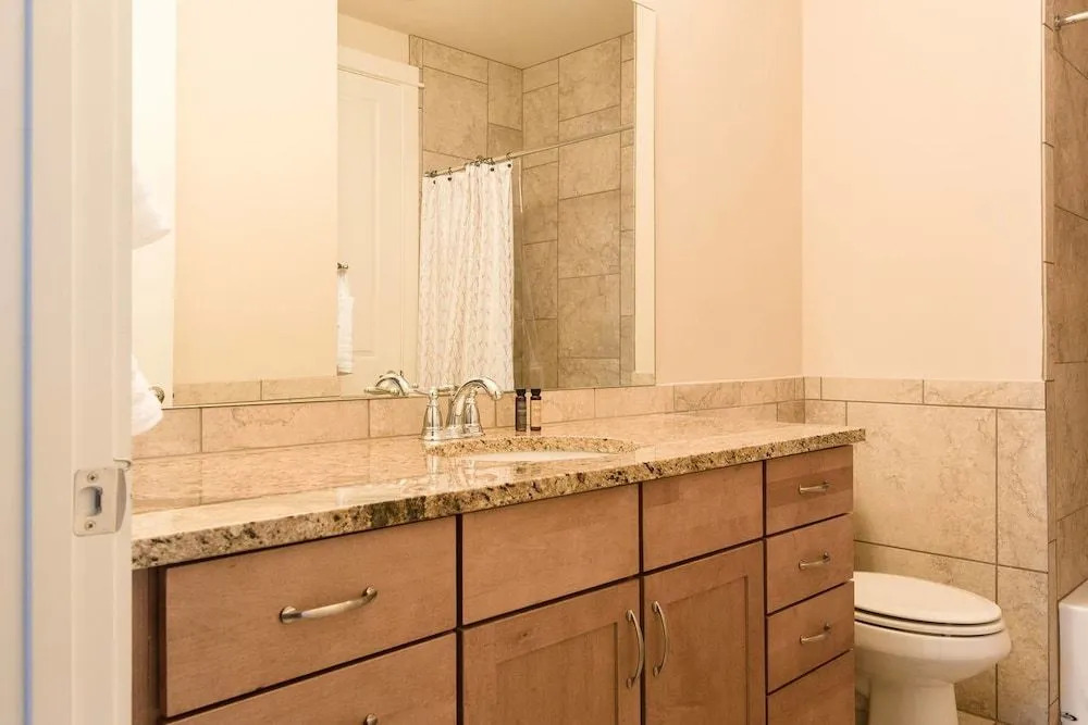 Spacious 3br/3ba Minutes From DT by Domio