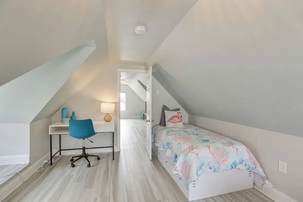 Wildwood Home w/ Deck - Walk to Beach + Boardwalk!