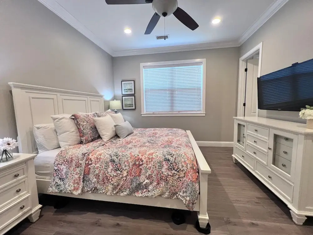 Designer decorated 6 bedroom pool house