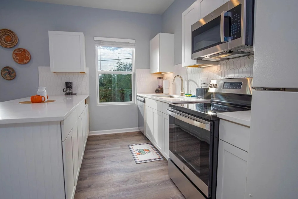 Downtown Dream Home Spacious 4br/2ba Sleeps 12!