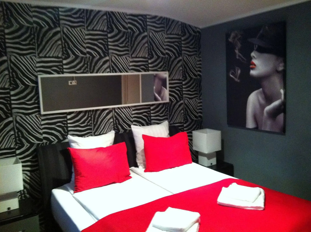 Alex Rooms