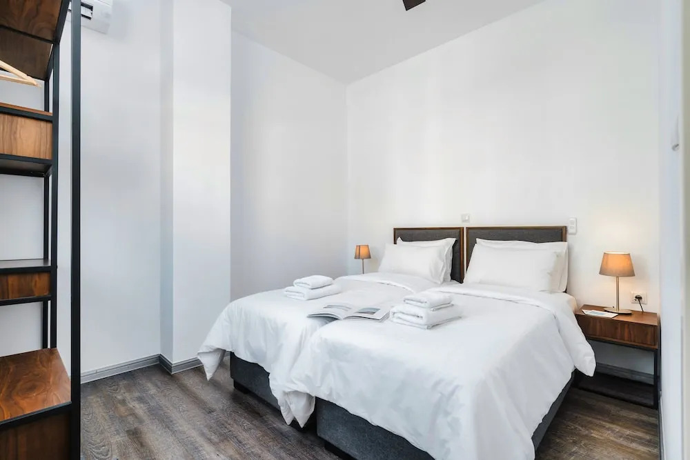 Sanders Home Suites - Bright Downtown 2-bdr. Apt