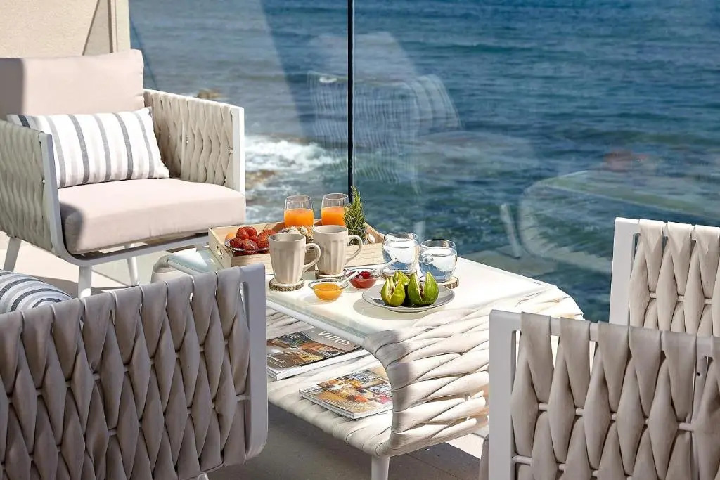 Seafront Apartments by Myseasight