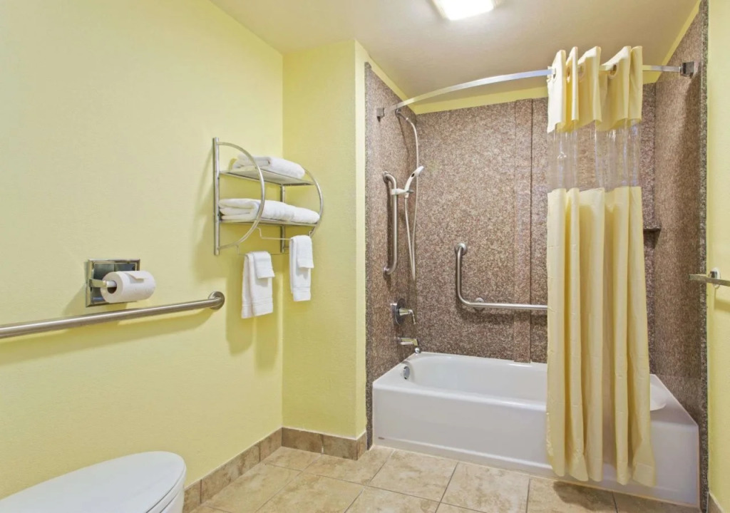 Baymont Inn & Suites Tampa Near Busch Gardens