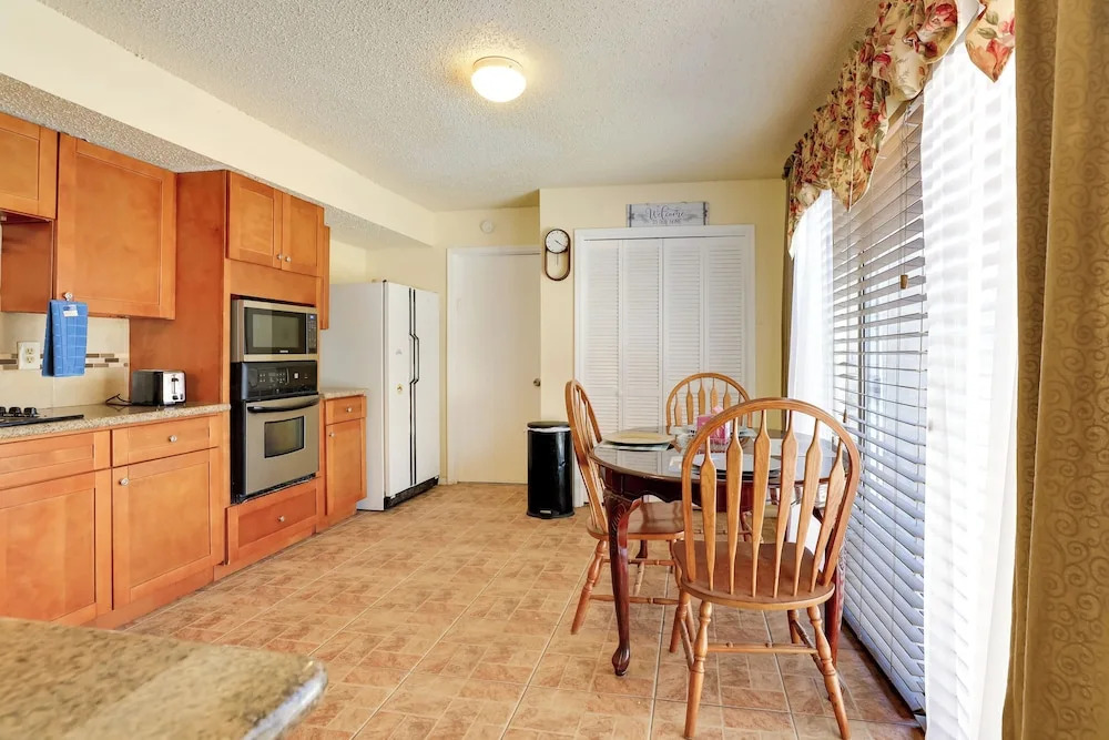 Houston Area Home w/ Yard - 5 Mi to Sugar Lakes!