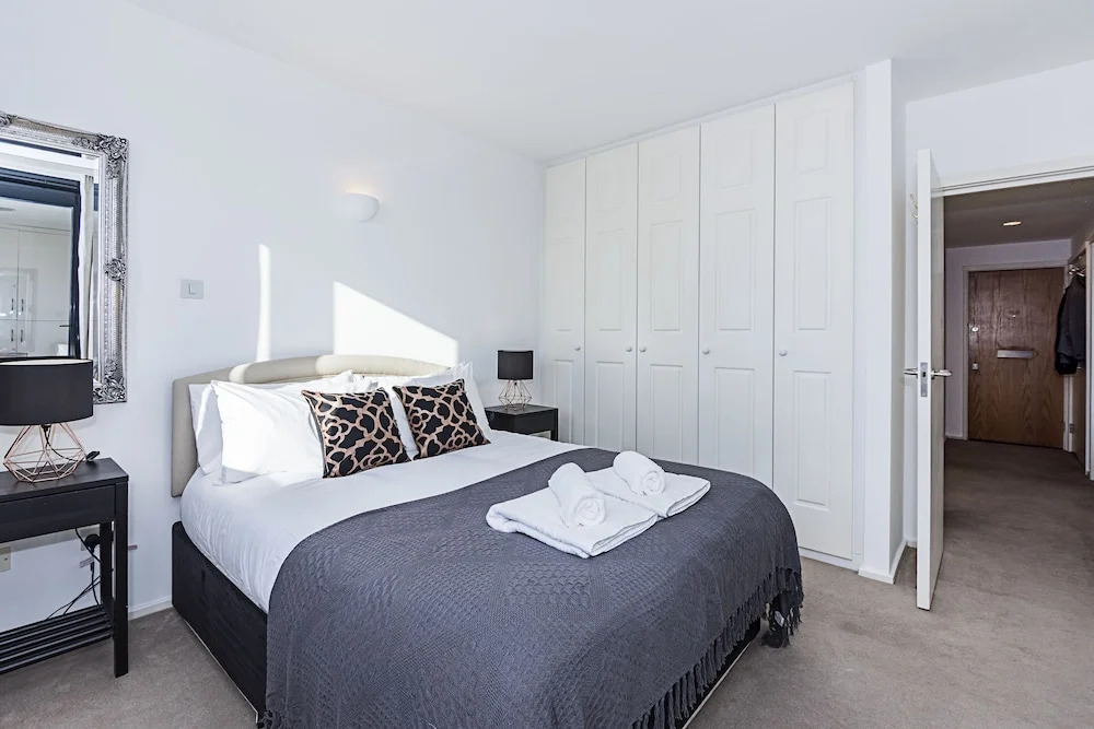 Deluxe Kensington Apartment With Balcony