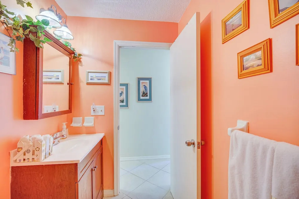 Sebastian Home w/ Screened Lanai: 8 Mi to Beach!