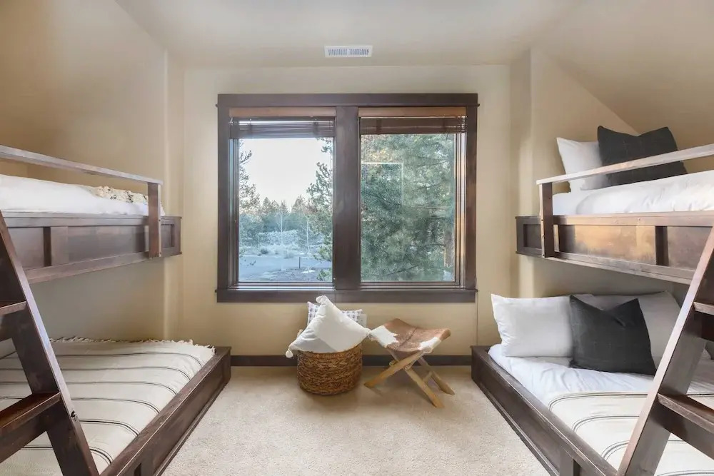 Klamath by Avantstay Premier Lakeside Cabin w/ Spa, Fire Pit & Lake Views