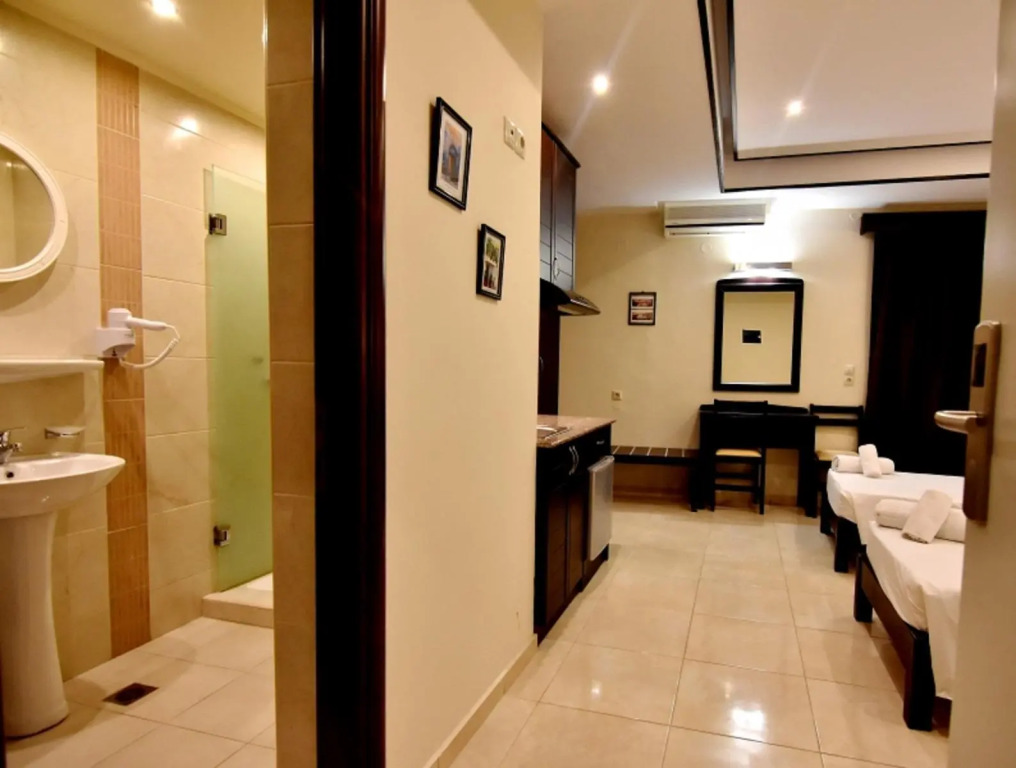 7 Days Studios & Apts