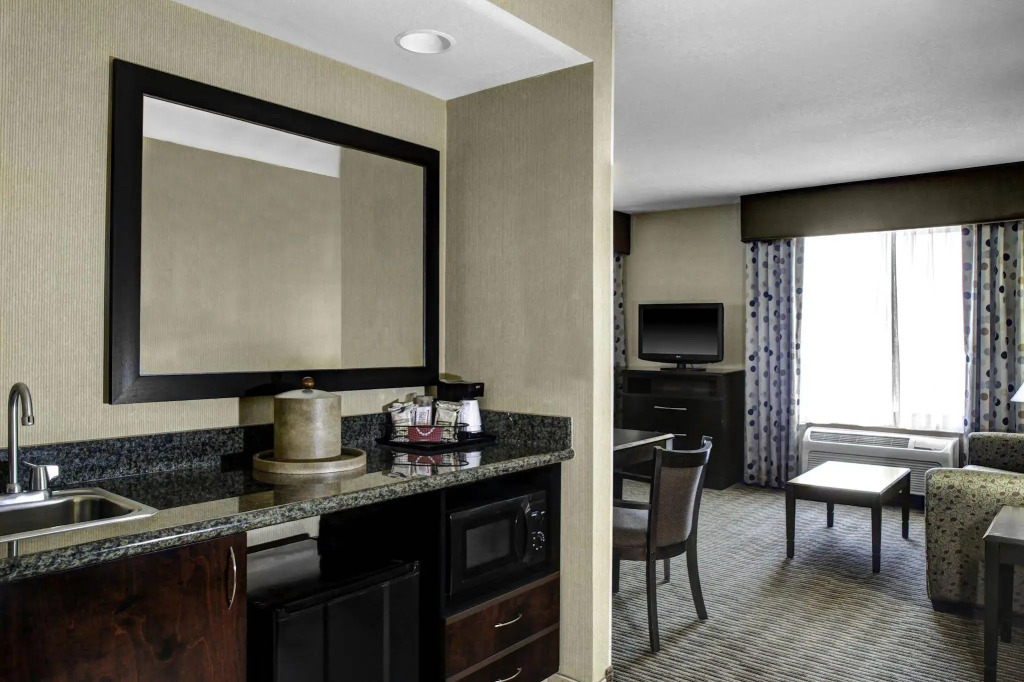 Hampton Inn and Suites Bakersfield / Highway 58
