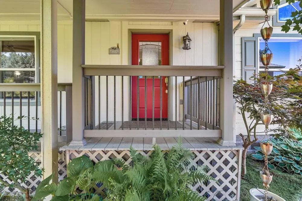 Waterfront Shady Cove Home w/ Fishing Deck!