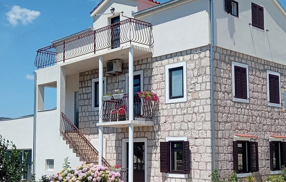 Stunning Home In Dugopolje