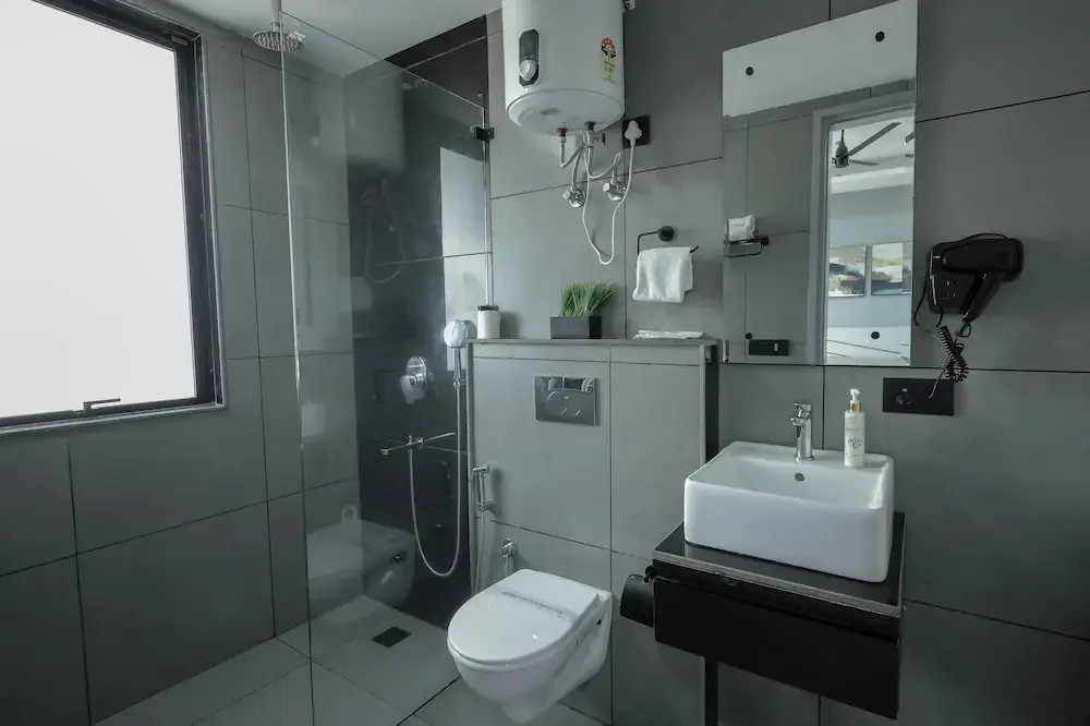 BedChambers Luxury Apartment Near Golf course Road