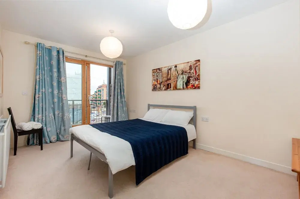 Pioneer Close - Deluxe Guest Room 1