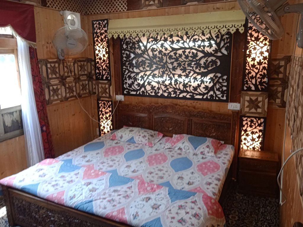 Mughal E Azam Houseboats