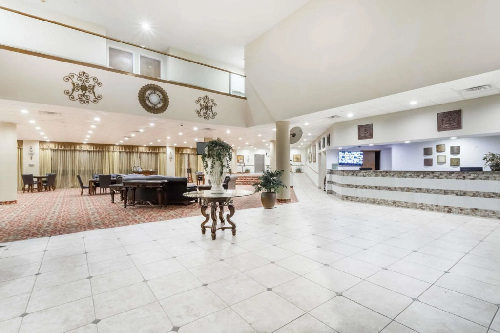 Apm Inn & Suites