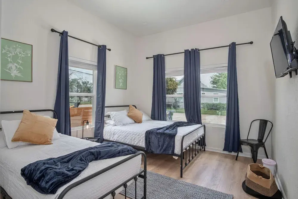 Generous 4br/3ba Charmer Near Glorius Downtown!