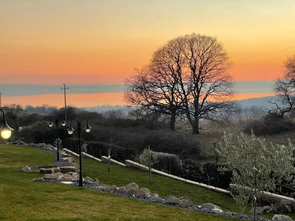 VILLA "Lago Blu" vista lago di Bracciano, con vasca idromassaggio esterna