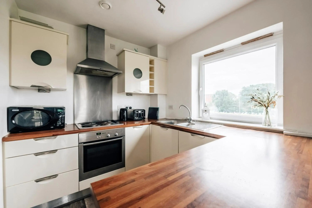 Lloyd St Apartment