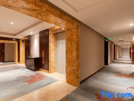 LUXURY BLUE HORIZON Grand Hotel (Xining High-Speed Railway Station)