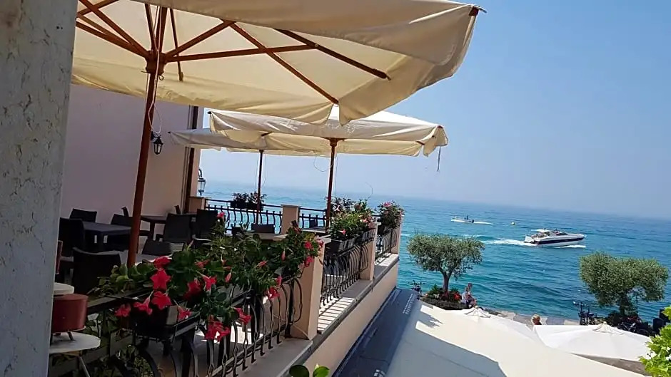 La Vista Postcard Hotel