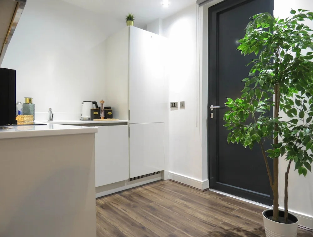 Tudors eSUites Birmingham Apartments Terrace and Private Parking