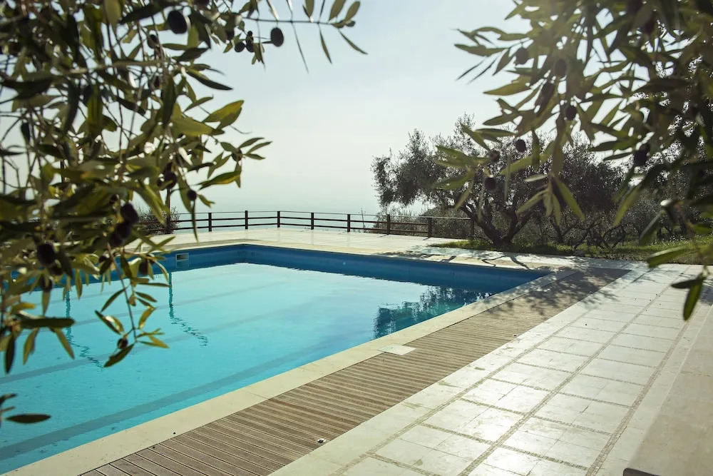6 bed Pool house -Garage
