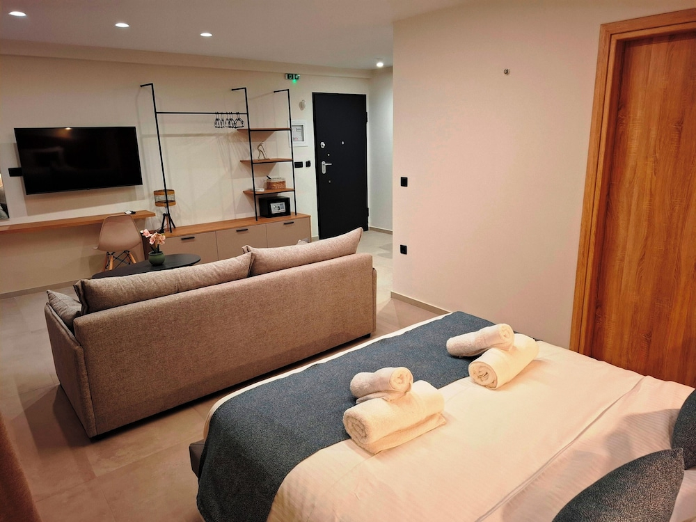 Aelia Luxury Apartments & Pool