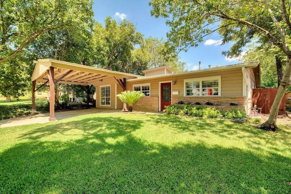 3BR 2BA Elegant Tarrytown House by RedAwning