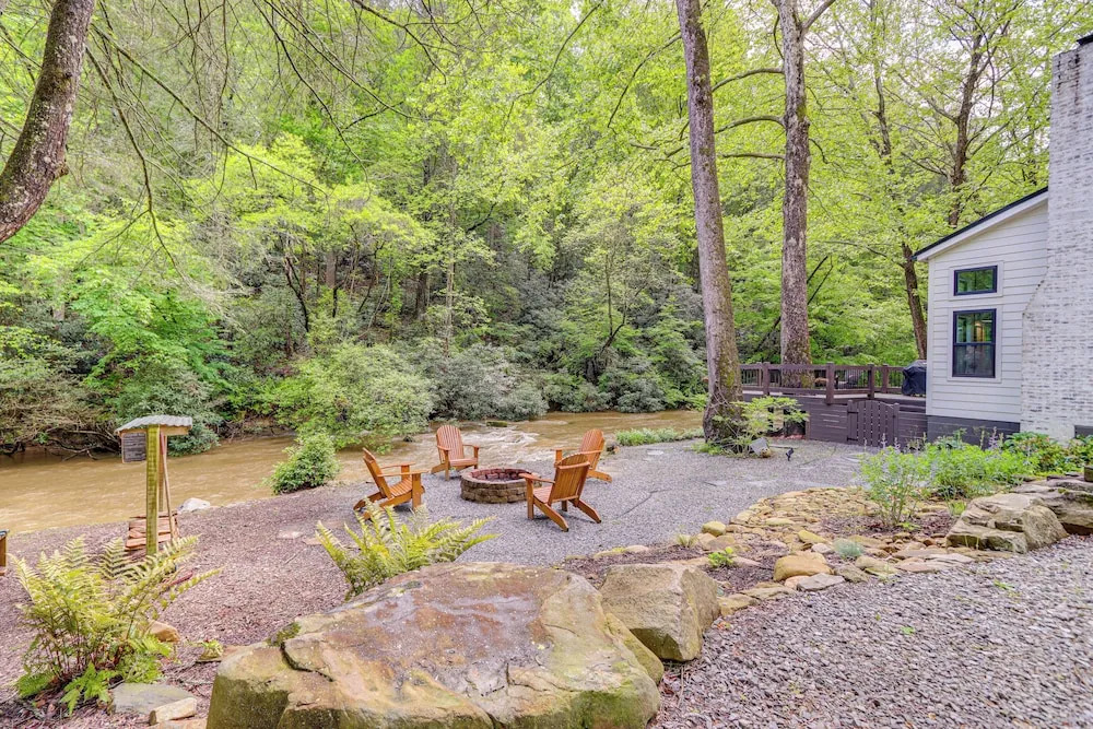 Deck & Fire Pit Bliss: Mountaintown Creek Cottage!