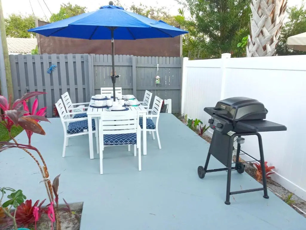 Private designer 8 room art getaway 2 Br-2Ba Full Kitchen Barbecue Patio 2min to beach