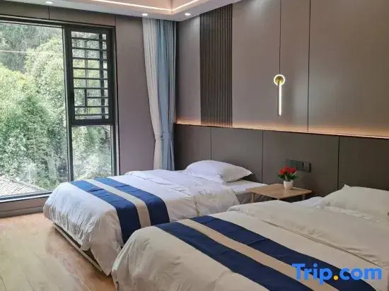 Guichun Homestay (Dehang Miao Village)