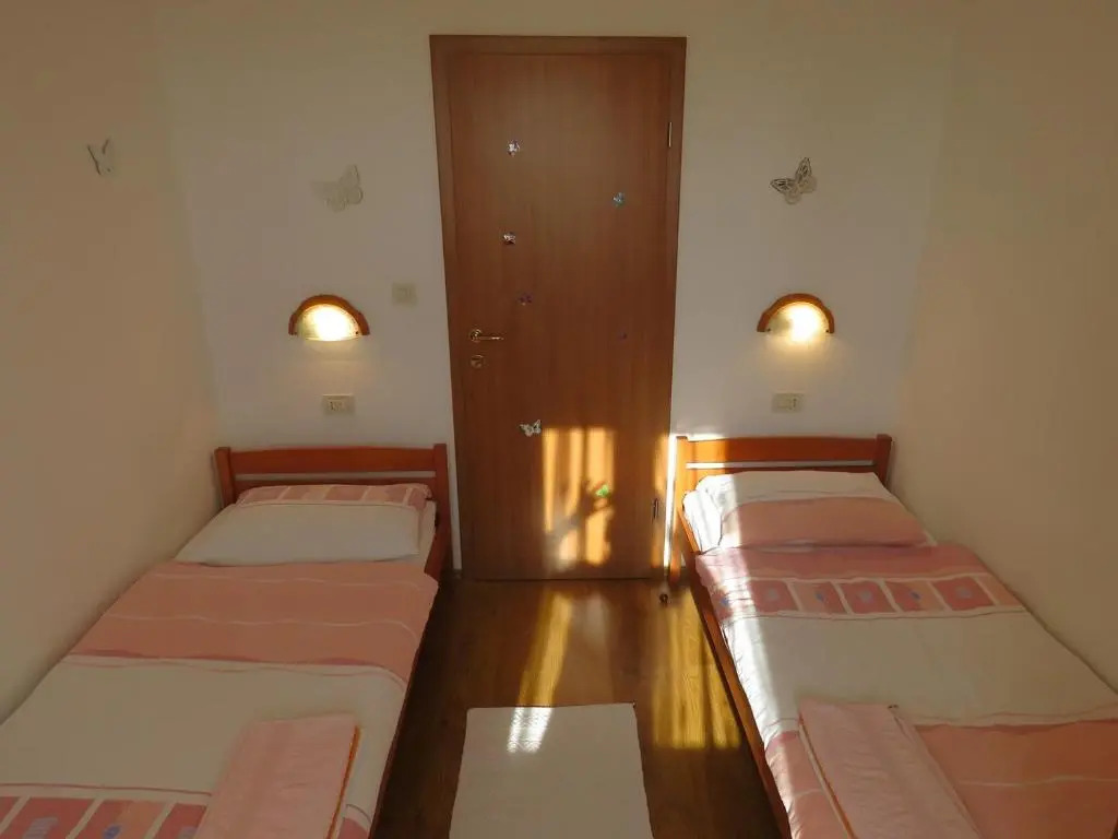 Apartment Banko A6 with Large Garden Near the Sea