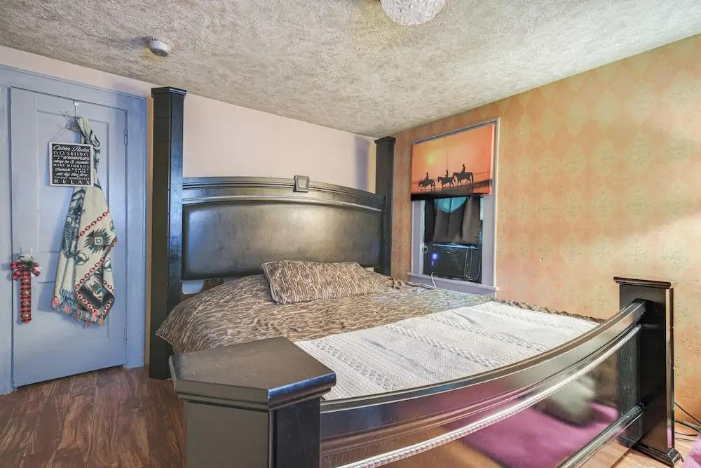7 Mi to Cuyahoga Valley NP: Walkable Apt!