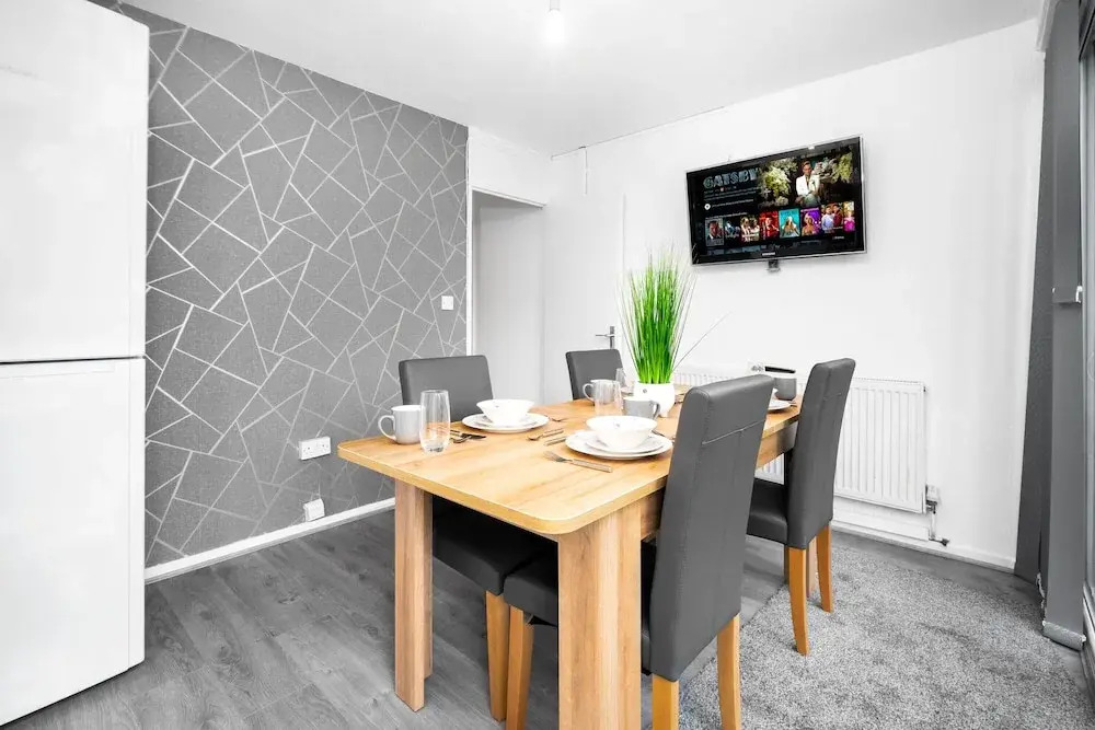 3-bed House, Sleeps 5, Bham Airport, Parking