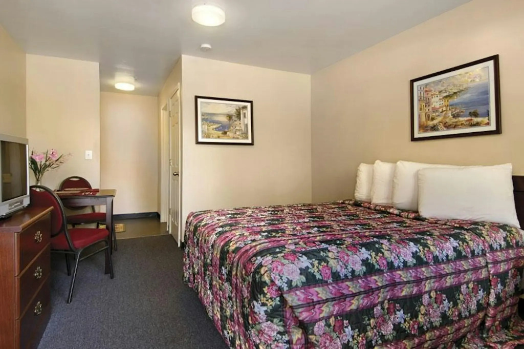Budgetel Inn & Suites