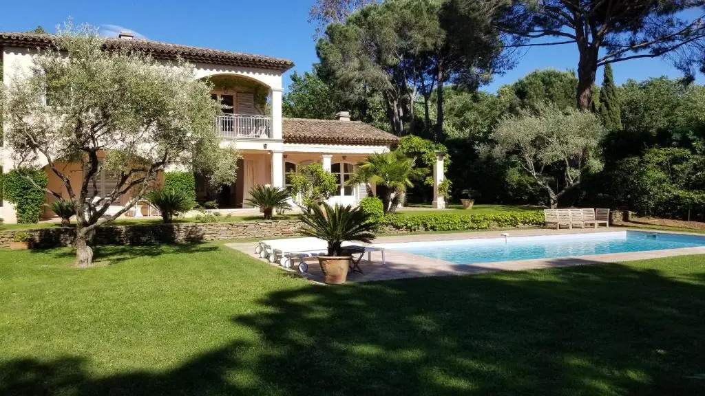 Belle villa Tropézienne/calme/piscine/3mn du centre