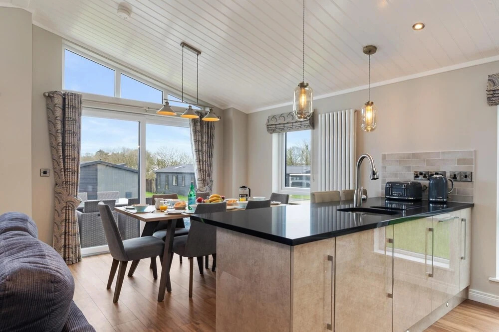 Sandpiper - Luxury Lodge, Close to Beach, Pet Friendly