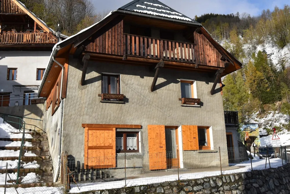 Ski Peak - Chalet Dibona, cosy log fire evenings 200m from the slopes
