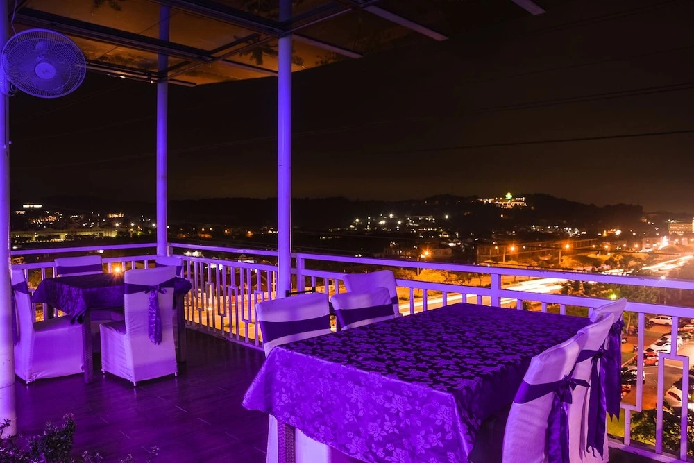 Green Rose Hotel