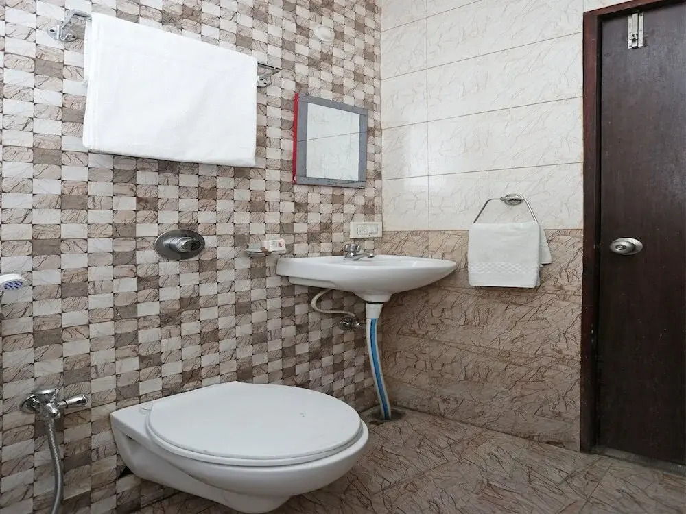 Hotel Metro 7x11 by OYO Rooms