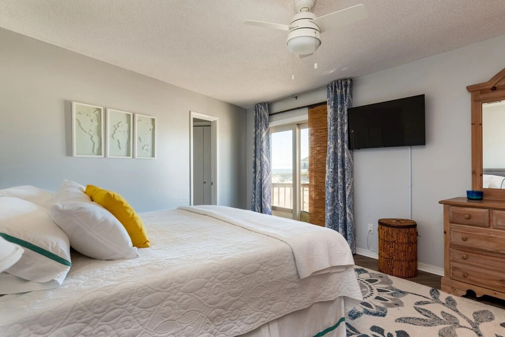 At Last! - Private Bay Beach! Unique Octagonal House Offers Views From Nearly Every Room. Enjoy The Lovely Wrap Around Porch. 3 Bedroom Home by Redawning