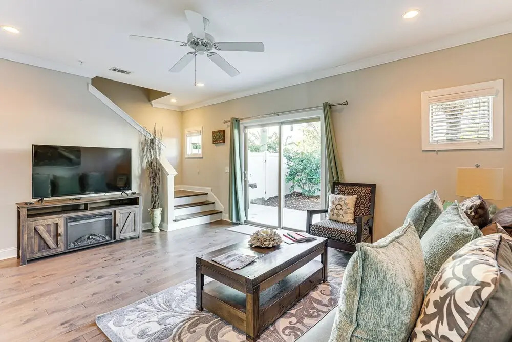 3 Mi to Pier Village: Dog-Friendly St Simons Home