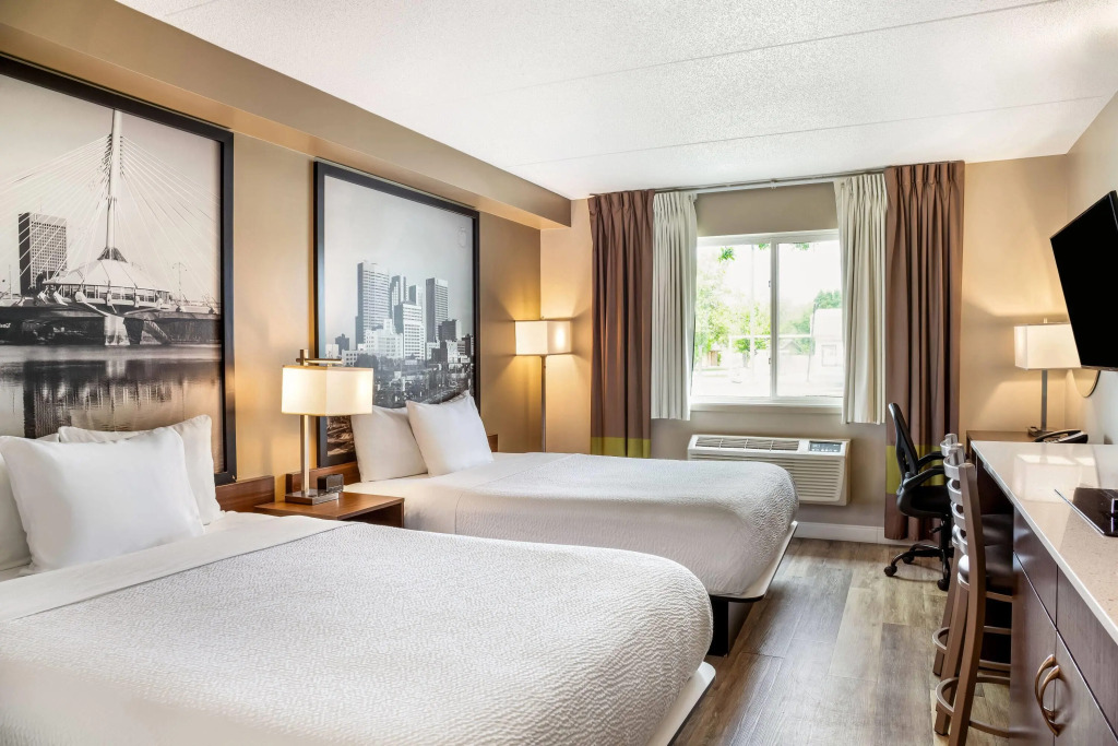 Super 8 by Wyndham Winnipeg West