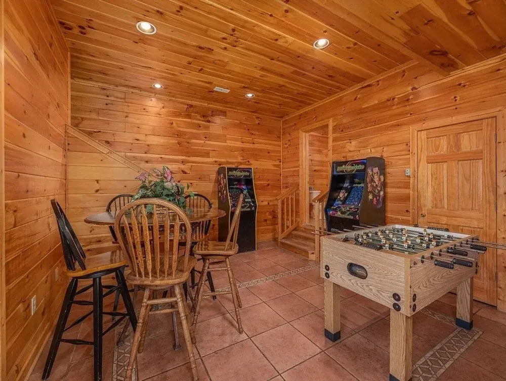 Spacious Party Hut Near Attractions by Redawning