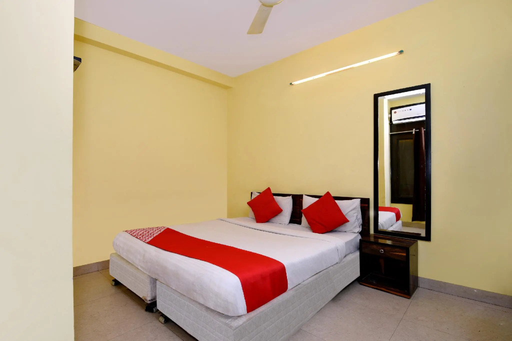 OYO 4930 Stay EM Residency