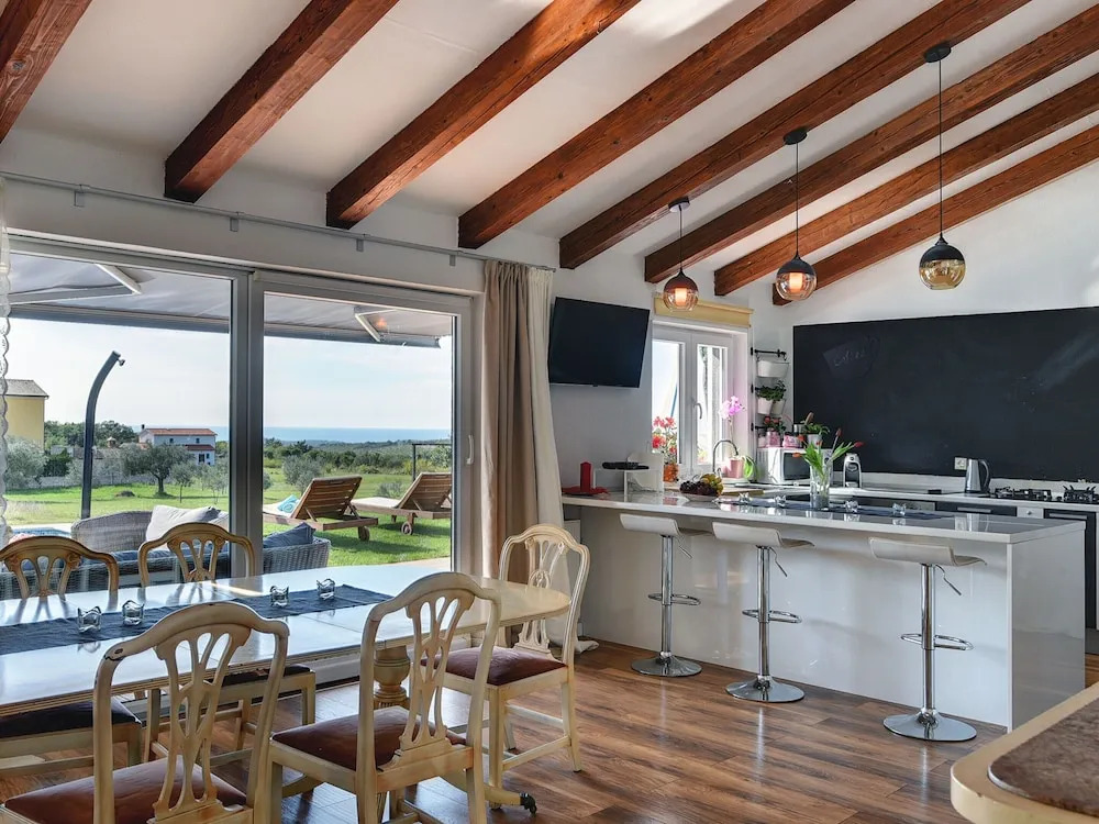 Villa with Swimming Pool, Volleyball Court & Hot Tub, near Rovinj