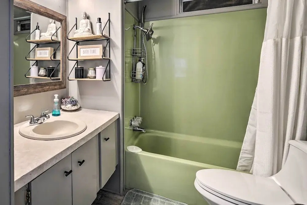 < 1 Mi to Lake Havasu: Pet-friendly Home