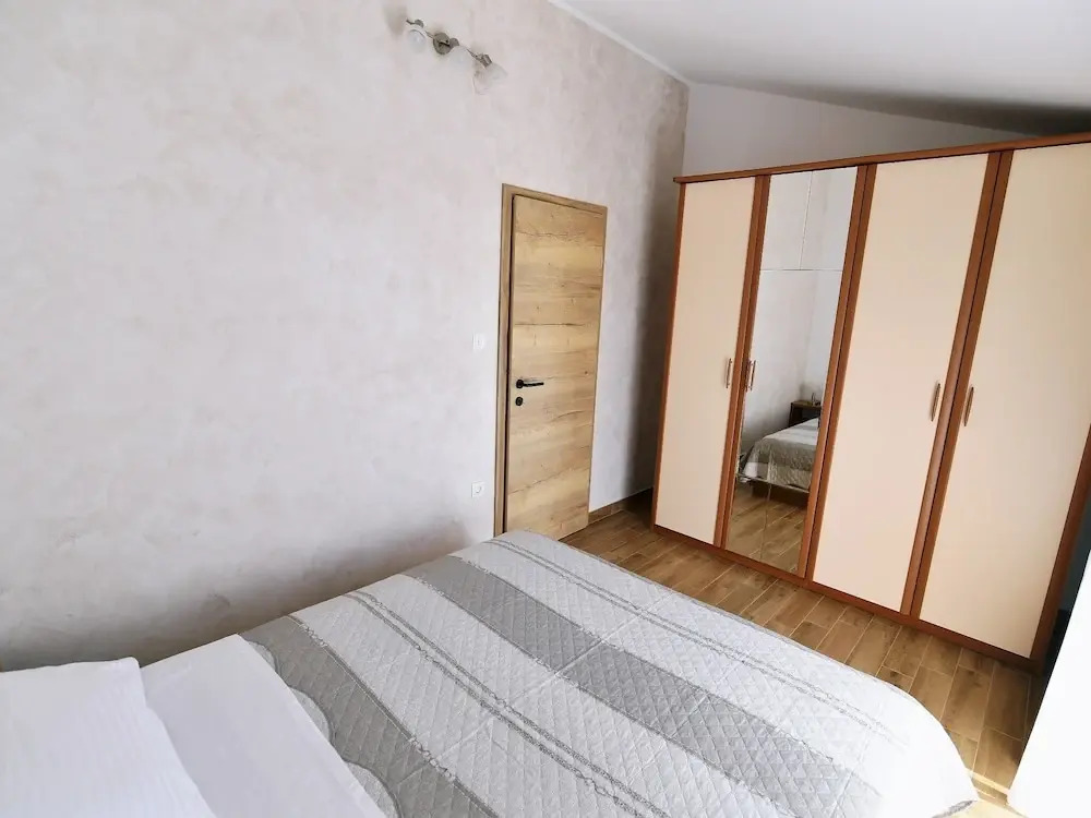 Charming Holiday Home With Terrace and Garden - One Bedroom Holiday Home