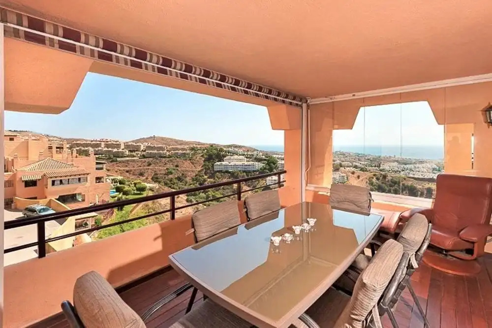 Stunning 4 bed duplex with sea views
